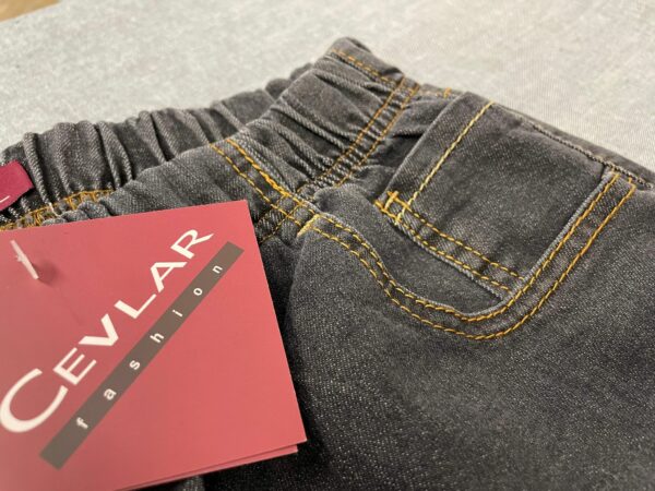 Spodnie z jeansu Cevlar zwężana nogawka kolor czarny