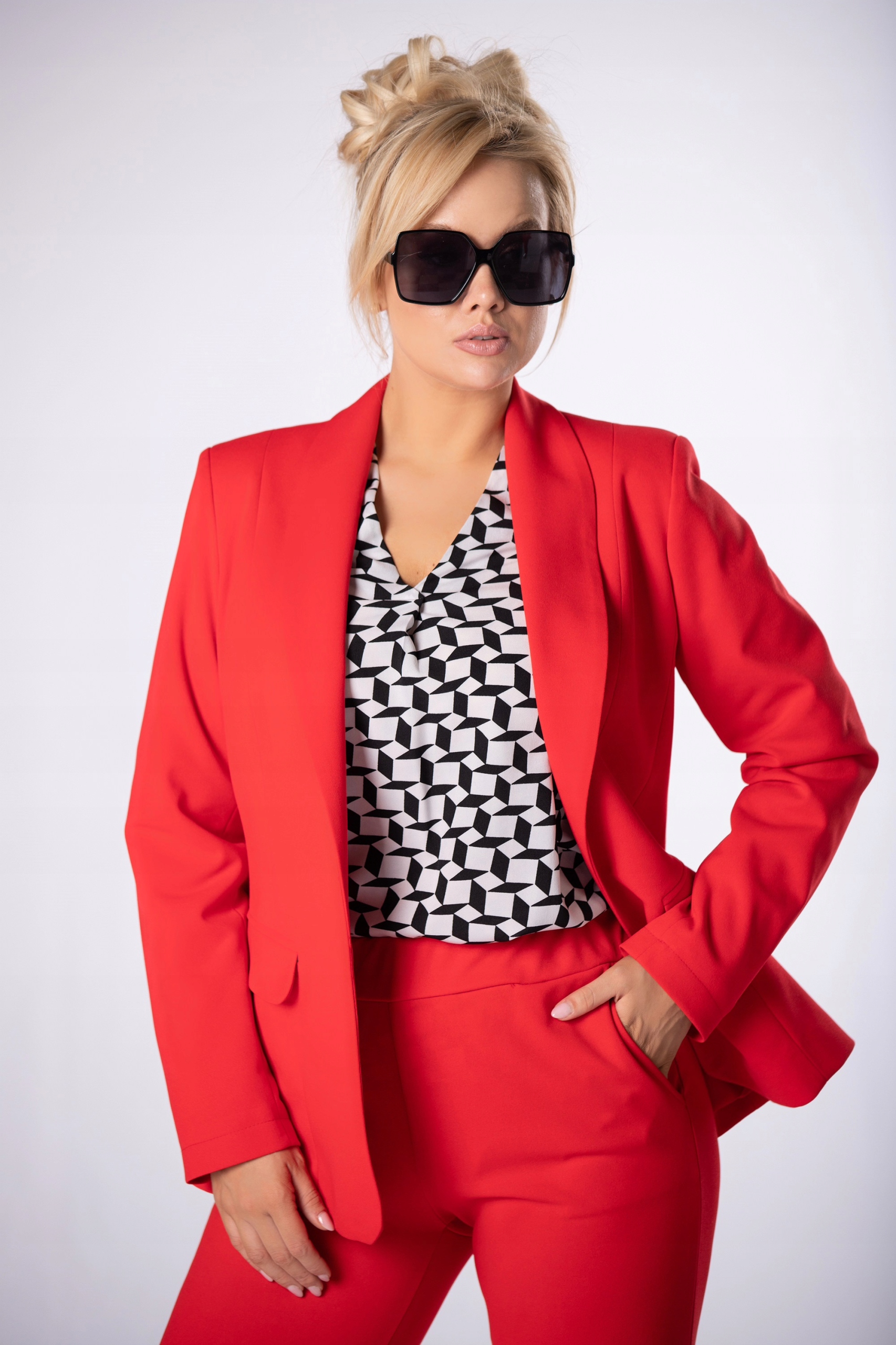 Elegancki garnitur damski JUSPOL kolor czerwony plus size rozmiar 52 - obrazek 3