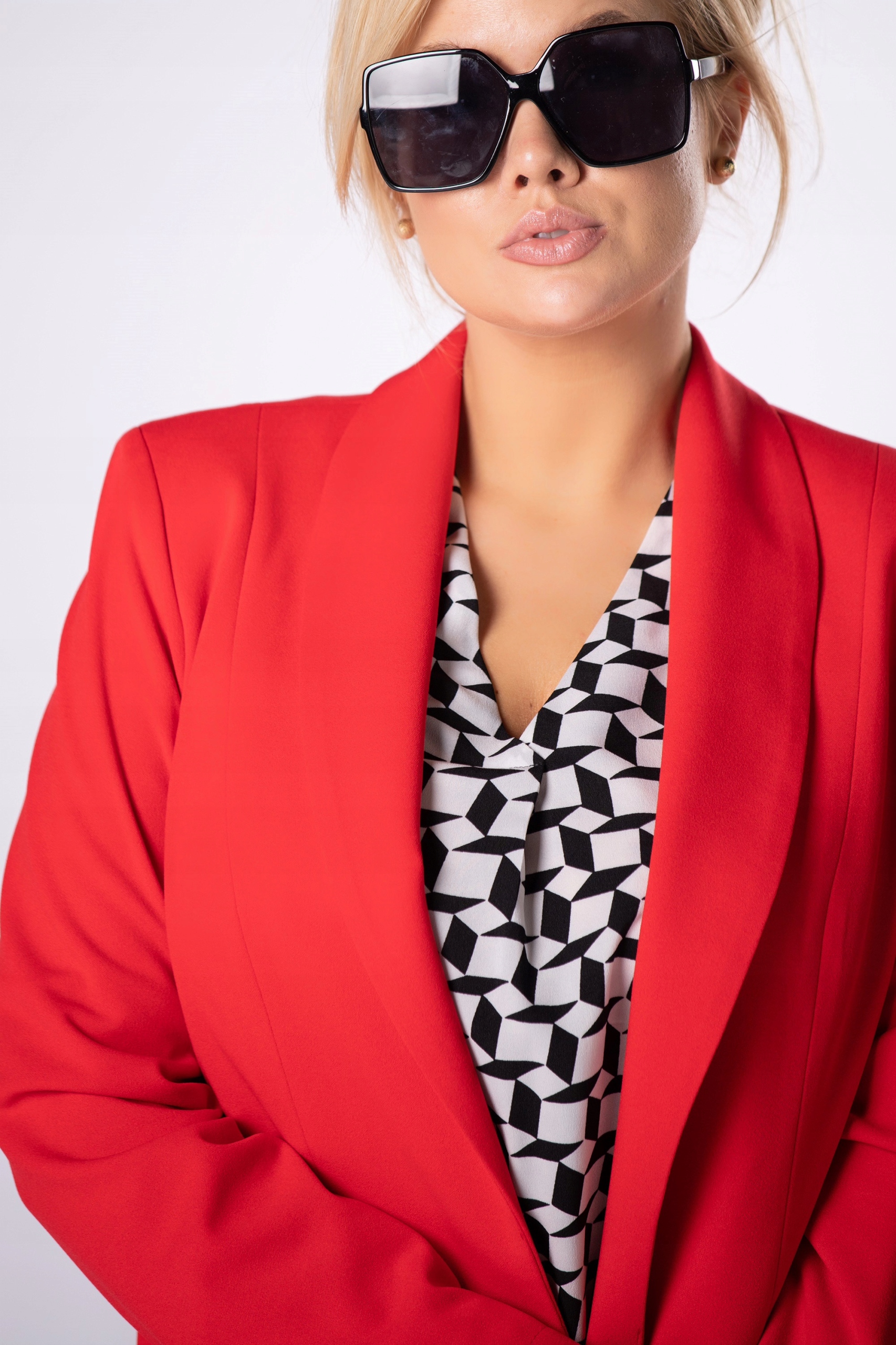 Elegancki garnitur damski JUSPOL kolor czerwony plus size rozmiar 52 - obrazek 4