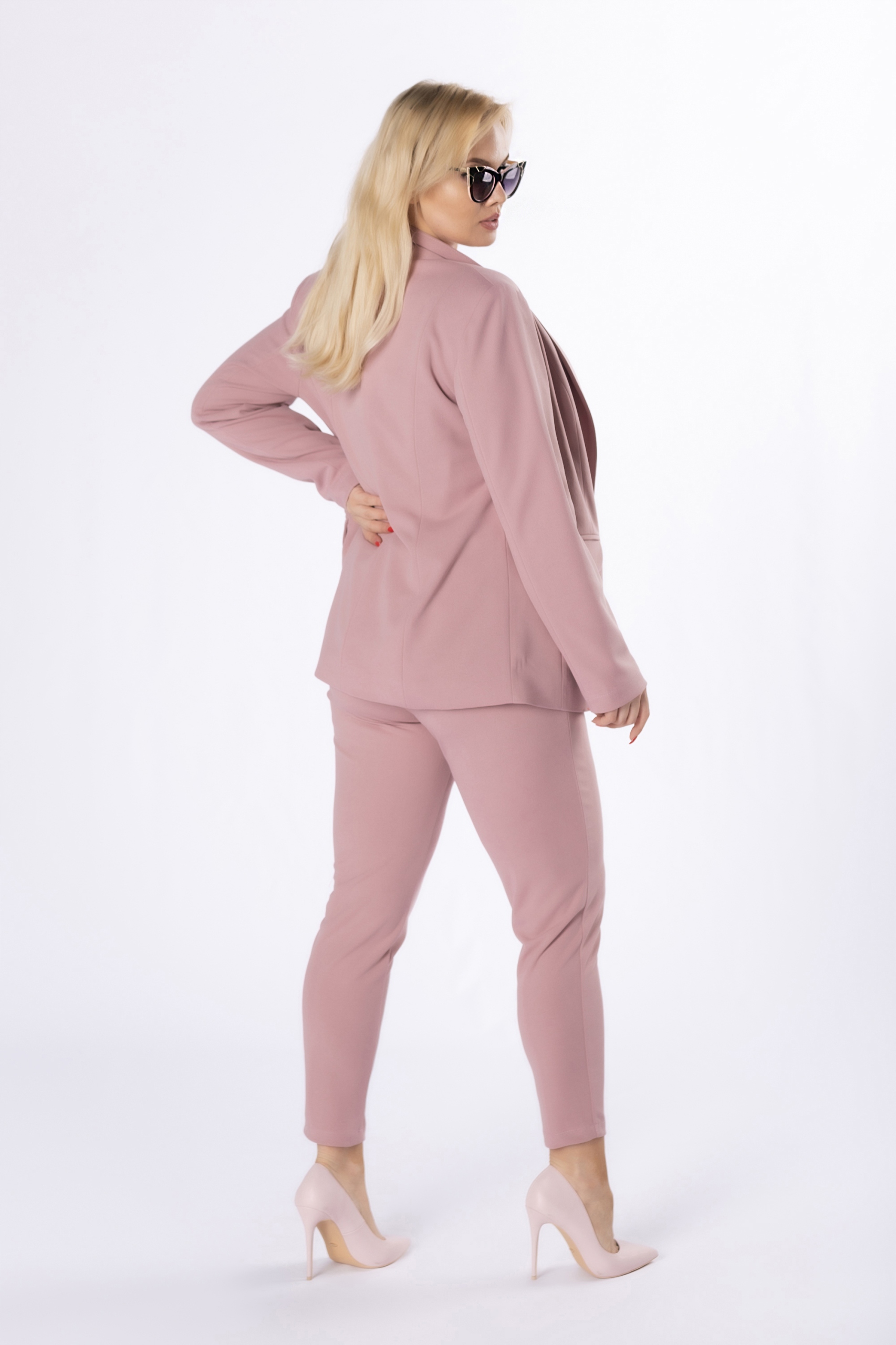 Elegancki garnitur damski JUSPOL kolor brudny róż plus size rozmiar 48 - obrazek 5